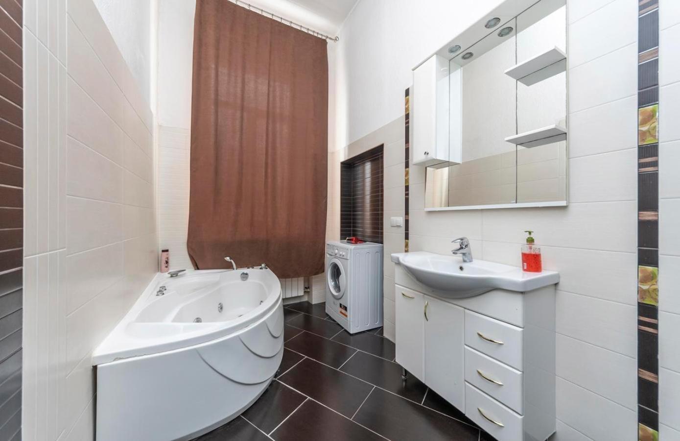 Comfortable Apartment On Mikhaylovskiy Lane Kiev Bagian luar foto