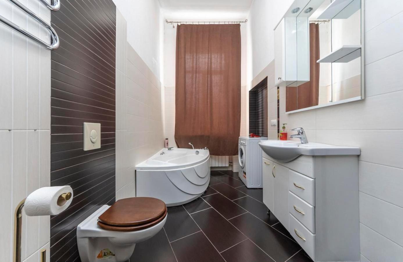 Comfortable Apartment On Mikhaylovskiy Lane Kiev Bagian luar foto
