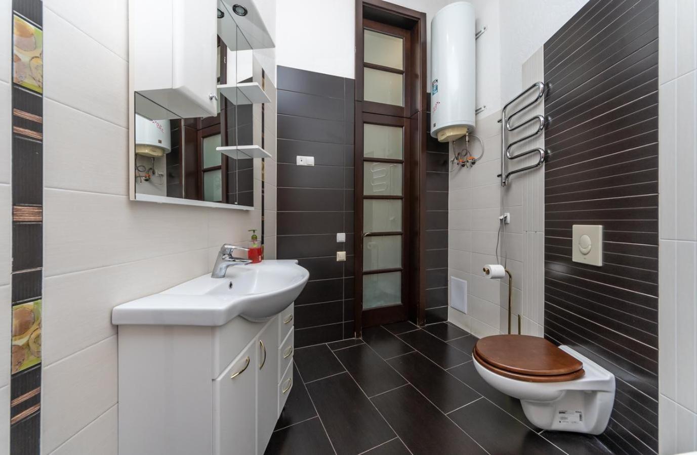Comfortable Apartment On Mikhaylovskiy Lane Kiev Bagian luar foto