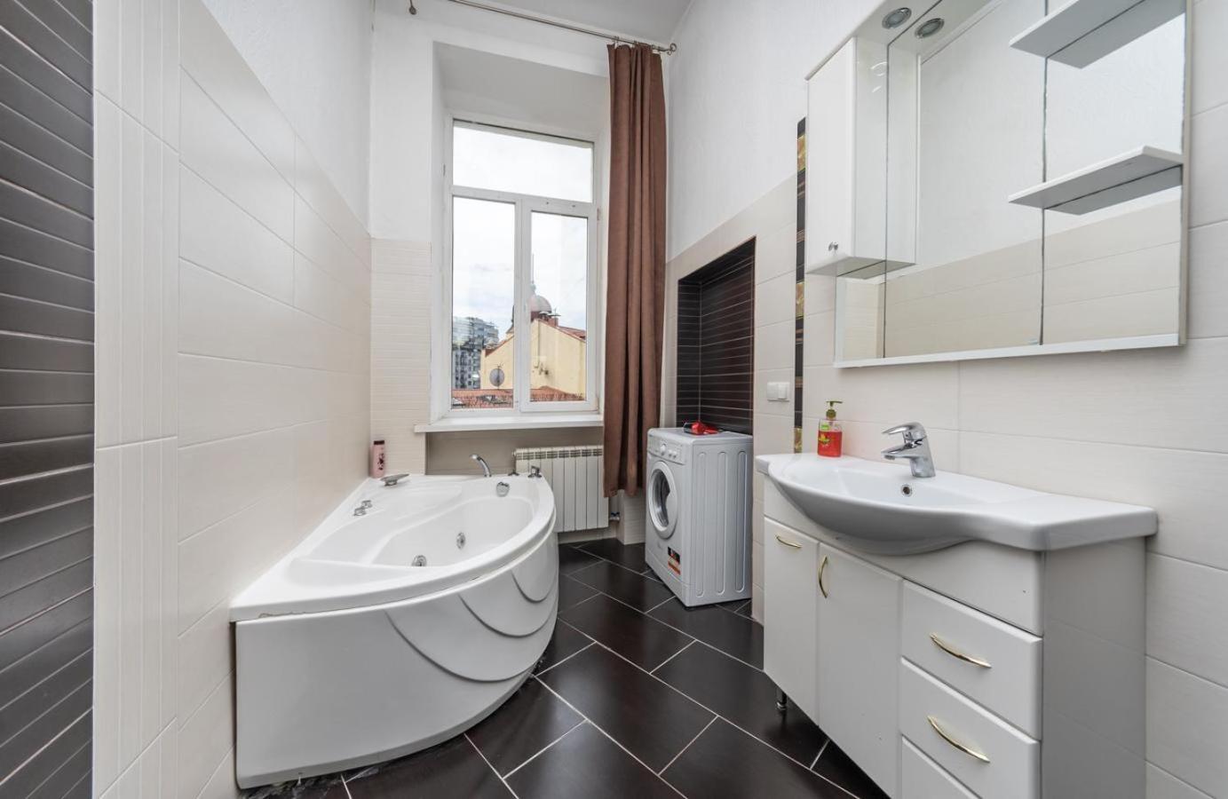 Comfortable Apartment On Mikhaylovskiy Lane Kiev Bagian luar foto